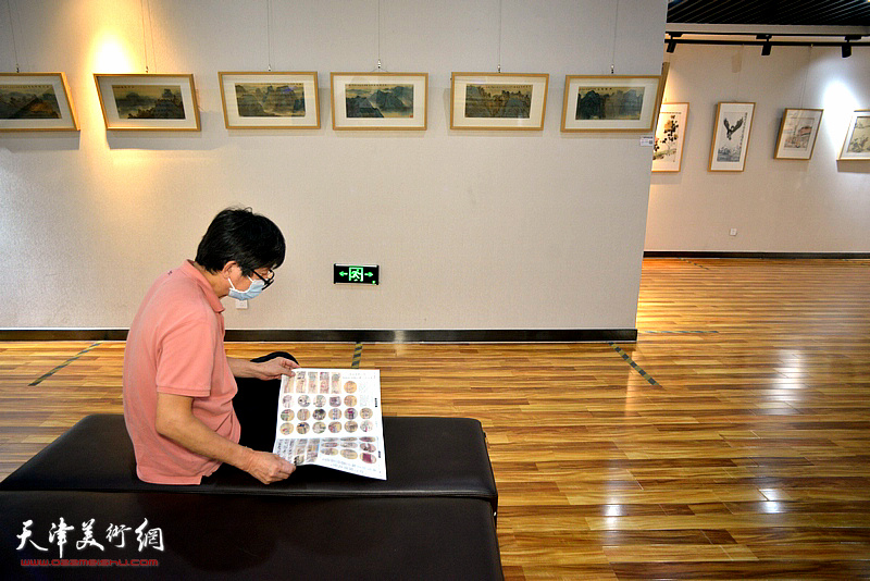 阚传好百幅驻村帮扶纪实美术作品巡展现场。