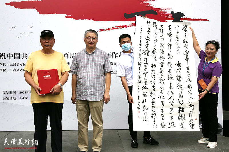 天津主办方向韩天衡美术馆捐赠李向群先生作品。