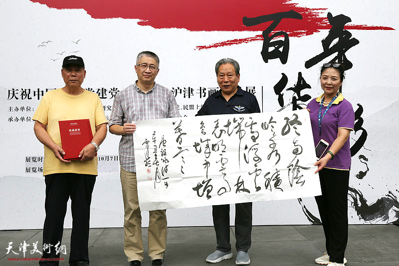 天津主办方向韩天衡美术馆捐赠霍然先生作品。