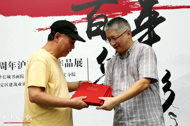 上海韩天衡美术馆馆长张炜羽先生接受捐赠并颁发证书