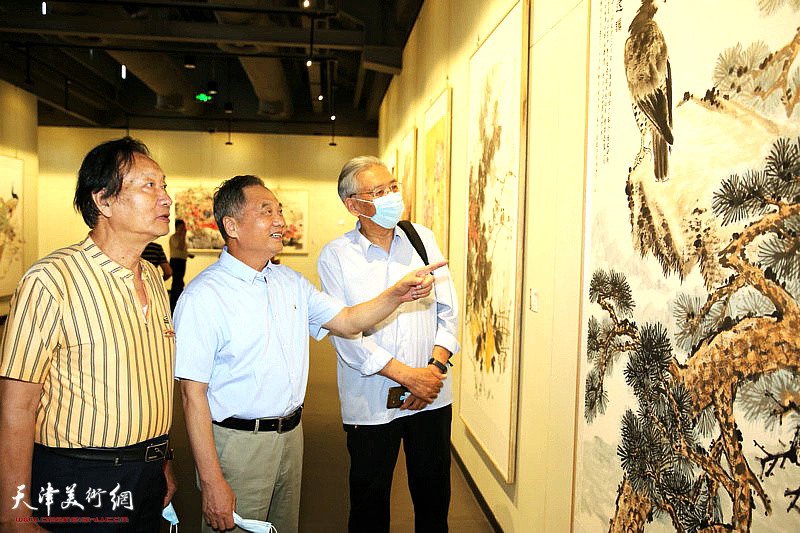 刘家城、邢立宏、赵玉森观赏展出的作品。