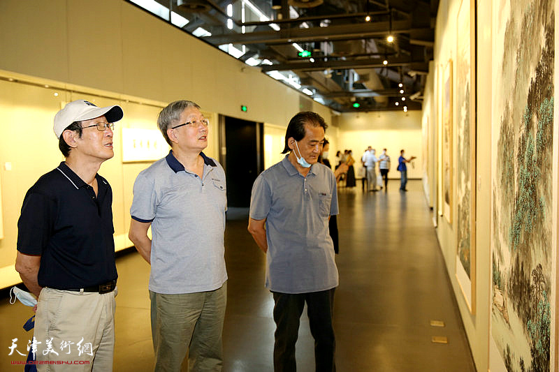 王印强、邵鸿萍、刘荣生观赏展出的作品。