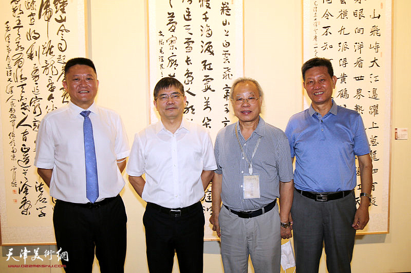 张爱国、郁标，王金厚、李向群在画展现场。