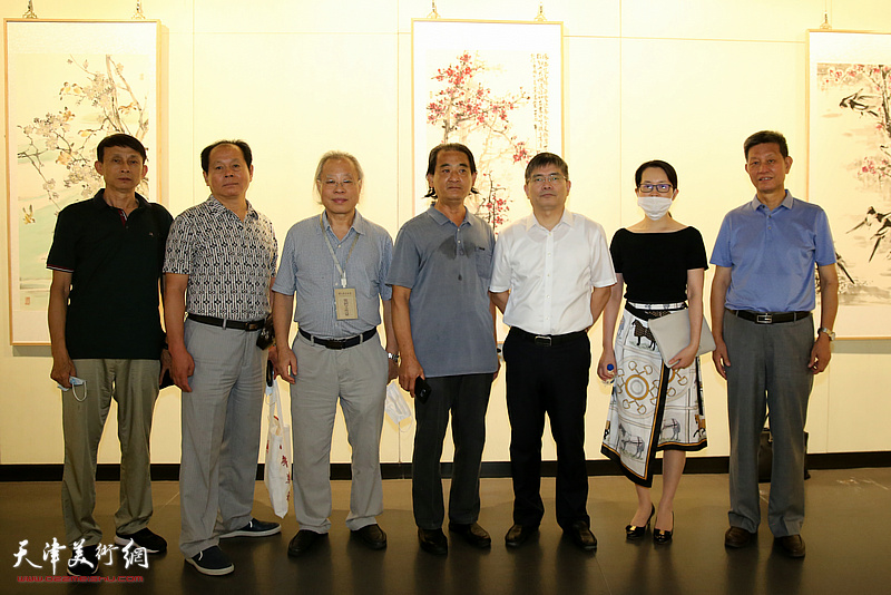 彭英科、刘士忠、王金原、刘荣生、郁标、周珍芳、李向群在画展现场。