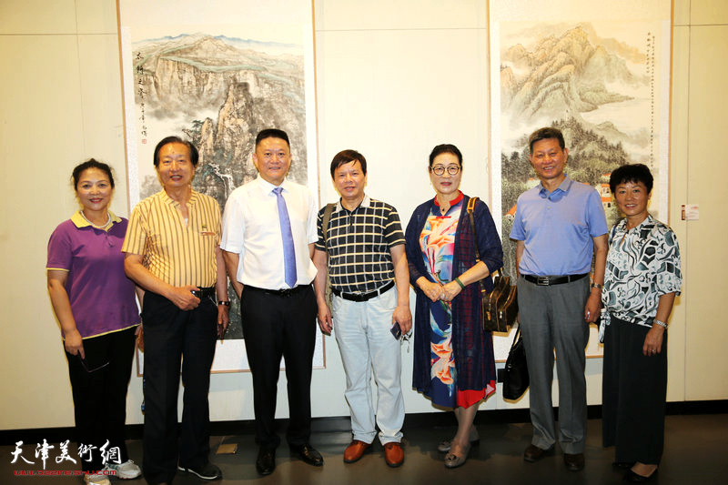 左起：李国英、刘家城、张爱国、李根友、王俊英、李向群、张冬梅在画展现场