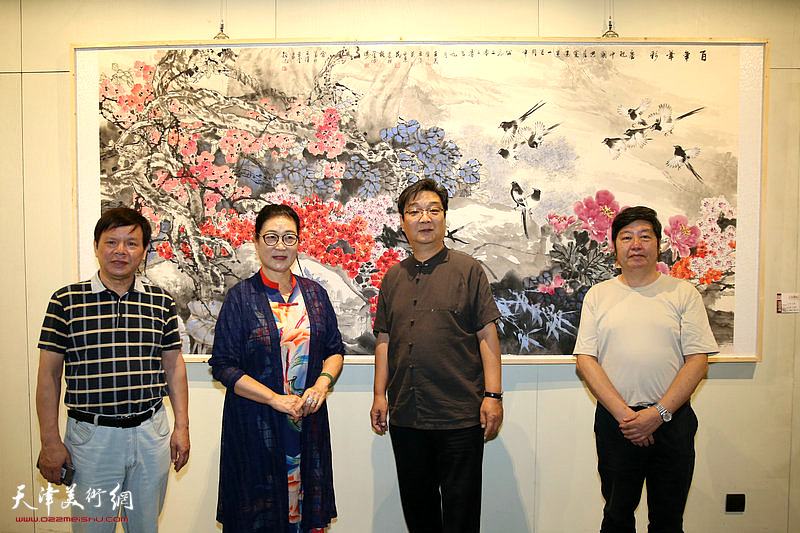 李根友、王俊英、翟鸿涛、王惠民在画展现场。