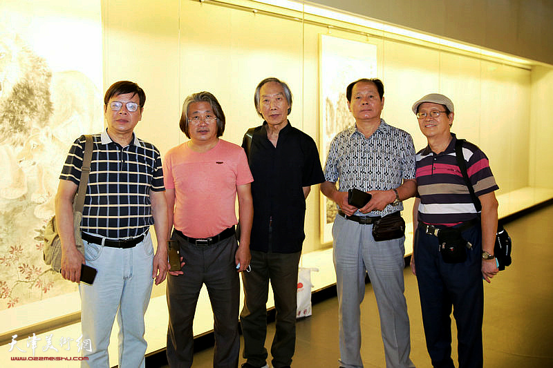 李根友、孙富泉、王佩翔、刘士忠、尚金声在画展现场。