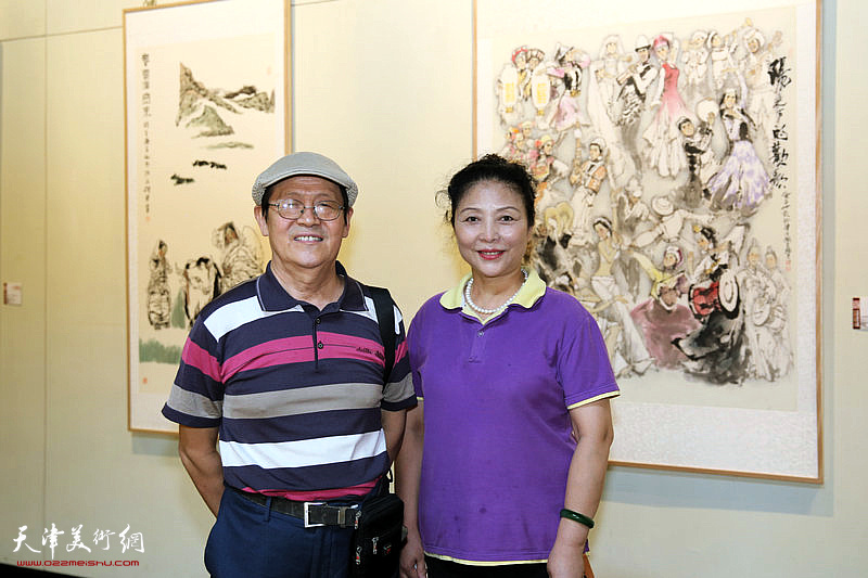 尚金声、李国英在画展现场。