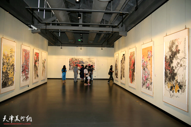 百年华彩——沪津书画作品展在上海韩天衡美术馆开幕。