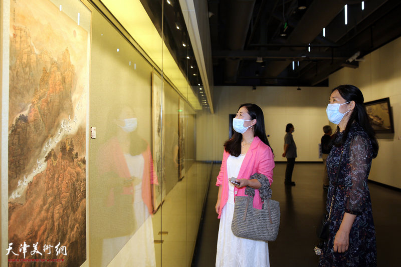 百年华彩——沪津书画作品展在上海韩天衡美术馆开幕。