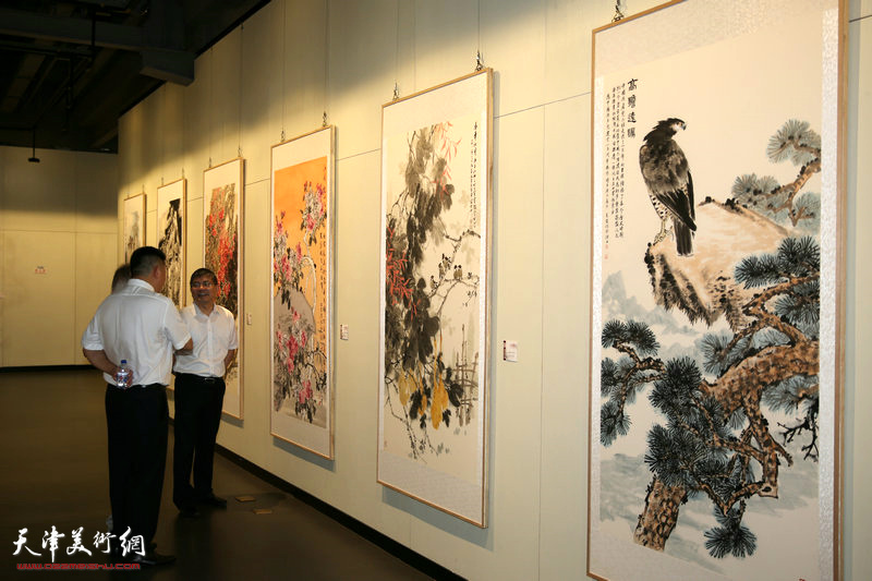 百年华彩——沪津书画作品展在上海韩天衡美术馆开幕。