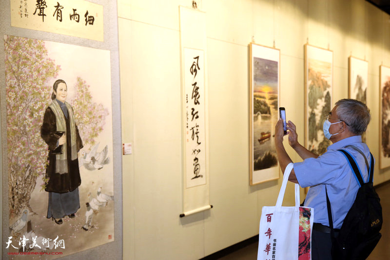 百年华彩——沪津书画作品展在上海韩天衡美术馆开幕。