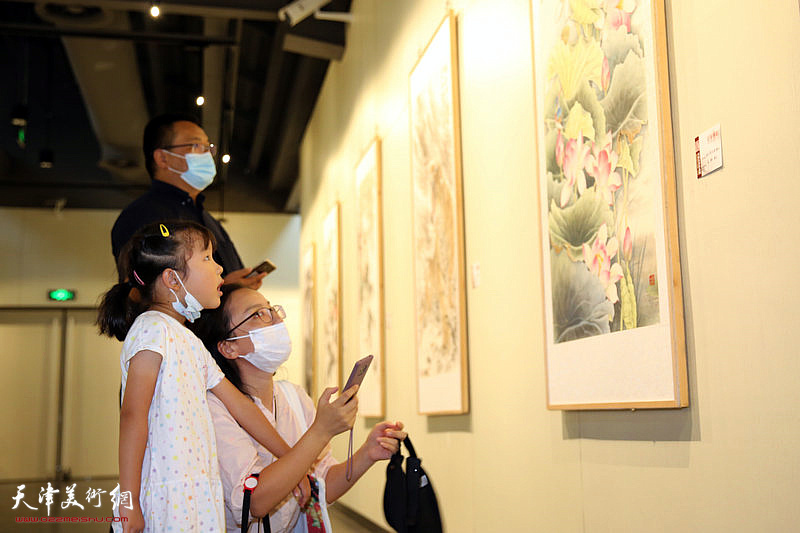 百年华彩——沪津书画作品展在上海韩天衡美术馆开幕。