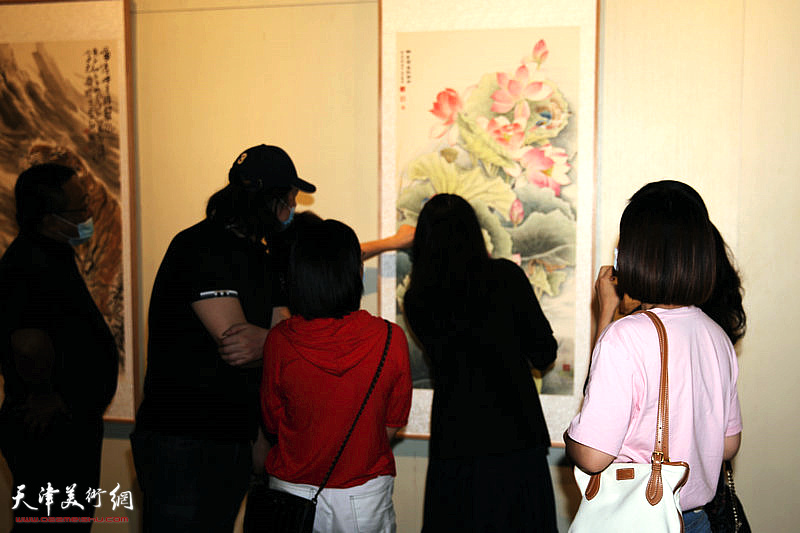 百年华彩——沪津书画作品展在上海韩天衡美术馆开幕。