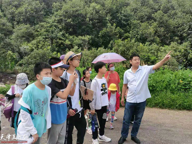 怀德书院学员在盘山采风、写生。