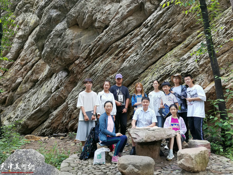 怀德书院学员在盘山采风、写生。