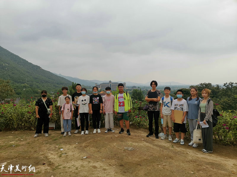 怀德书院学员在盘山采风、写生。