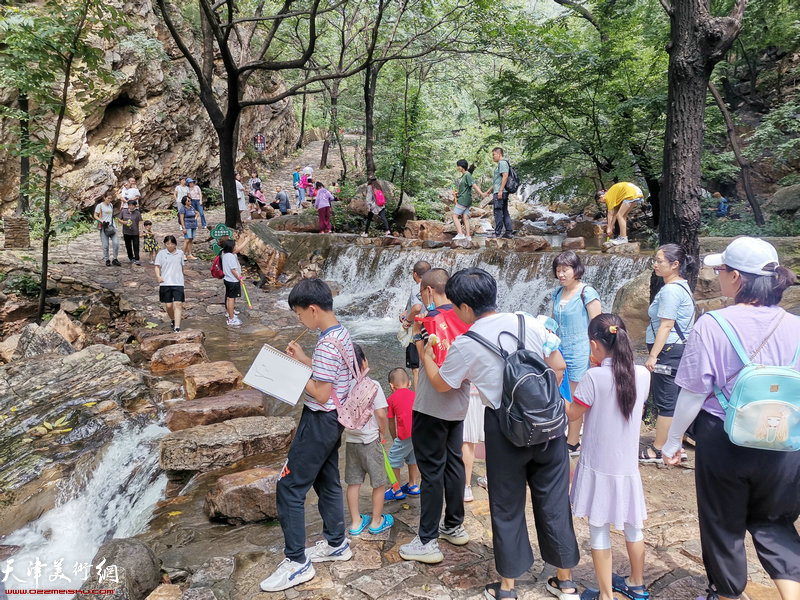 怀德书院学员在盘山采风、写生。