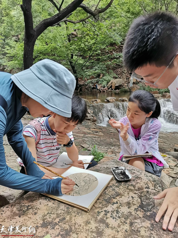 怀德书院学员在盘山采风、写生。