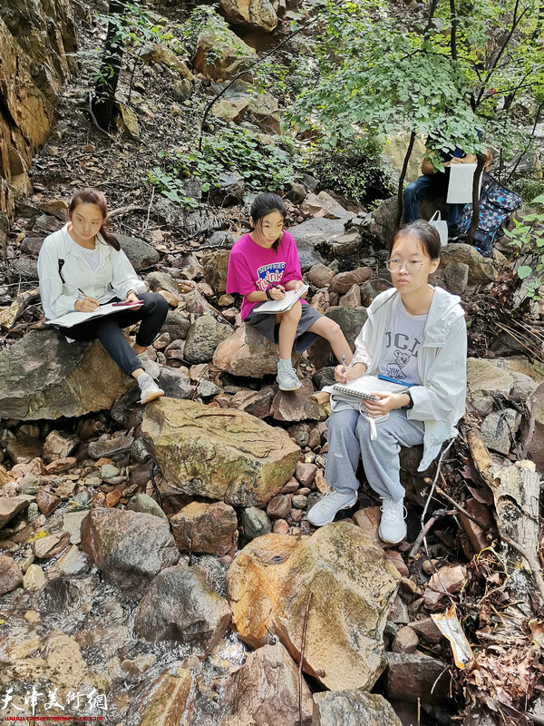 怀德书院学员在盘山采风、写生。