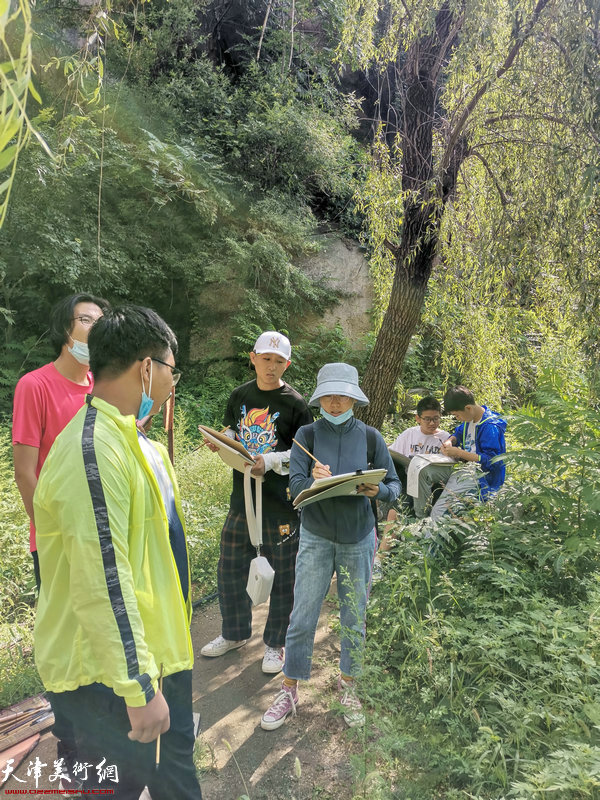 怀德书院学员在盘山采风、写生。