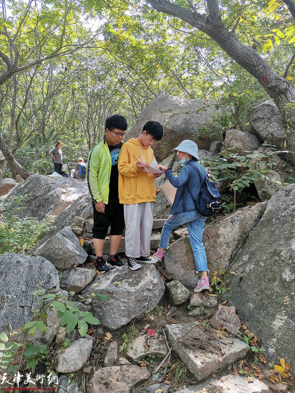 怀德书院学员在盘山采风、写生。