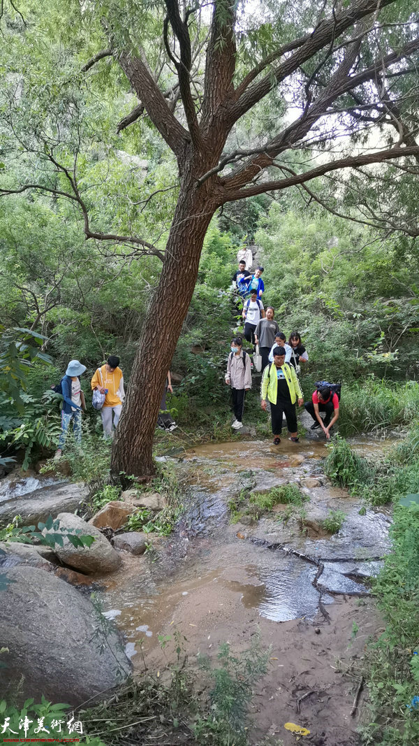 怀德书院学员在盘山采风、写生。