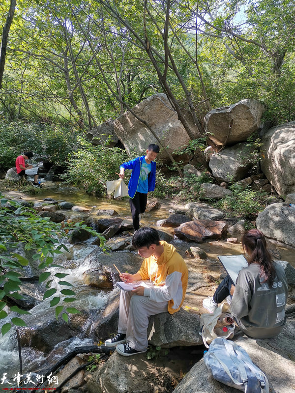 怀德书院学员在盘山采风、写生。