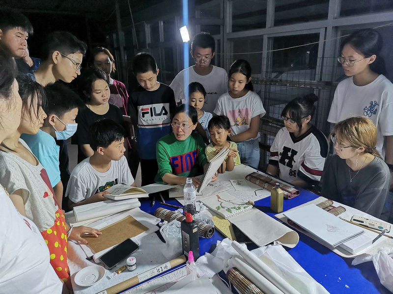 怀德书院学员在盘山采风、写生。