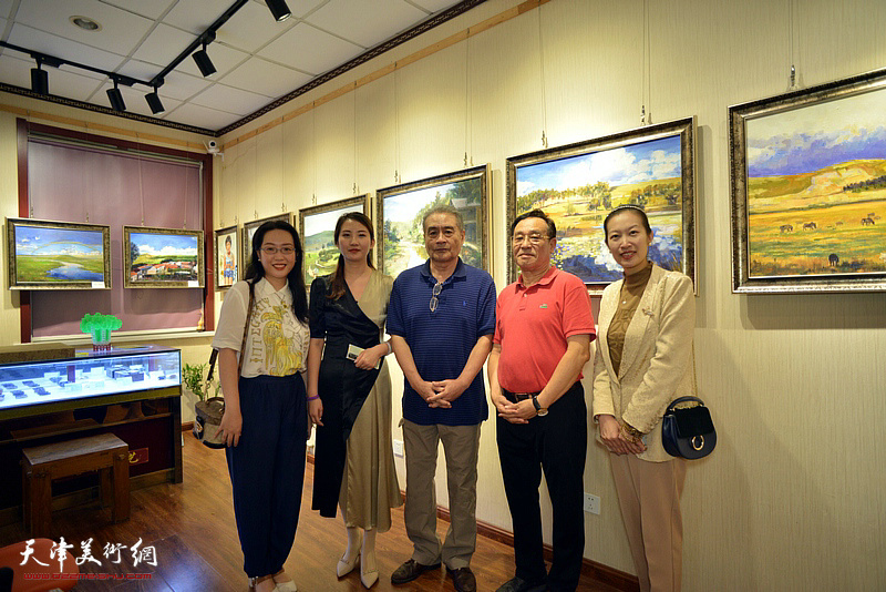 左起：刁孟榕、王晫、王书朋、陈钢、孙文锦在画展现场。