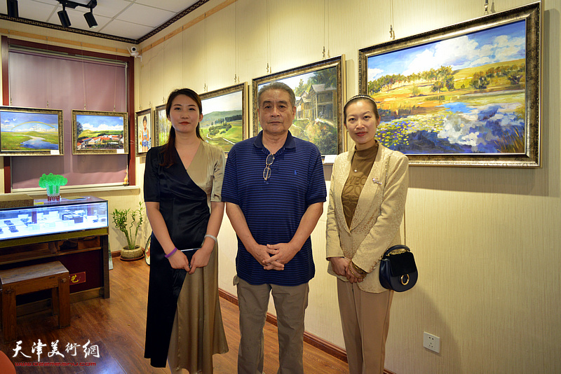左起：王晫、王书朋、孙文锦在画展现场。