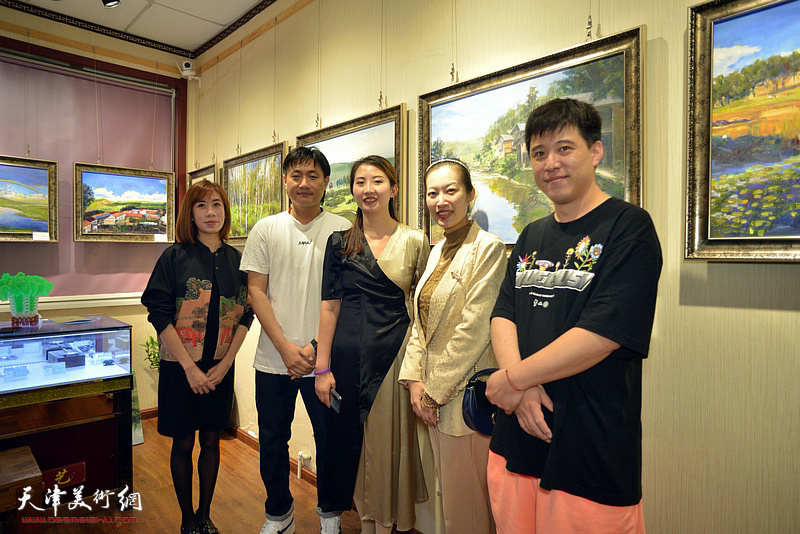 左起：焦璐、刘刚、王晫、孙文锦、王铮在画展现场。