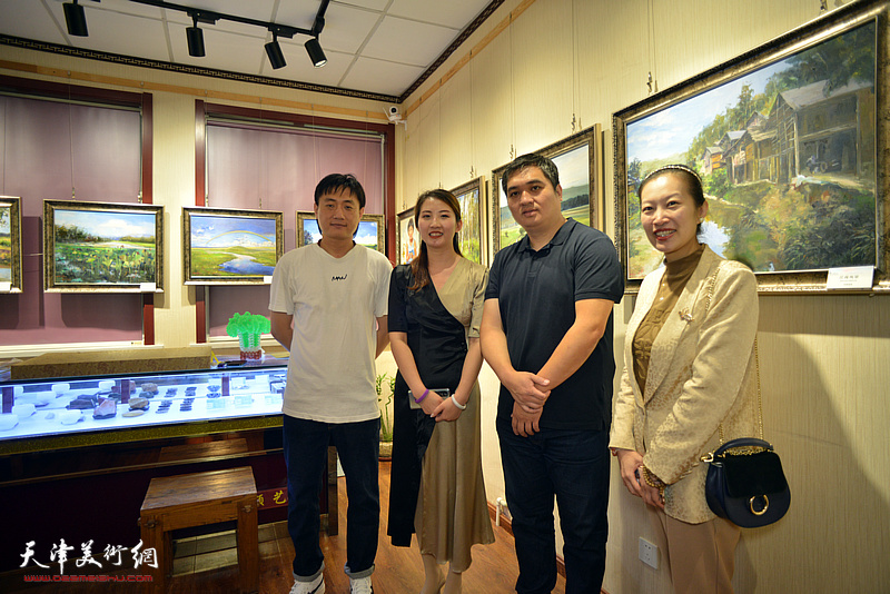 左起：刘刚、王晫、孙文锦在画展现场。