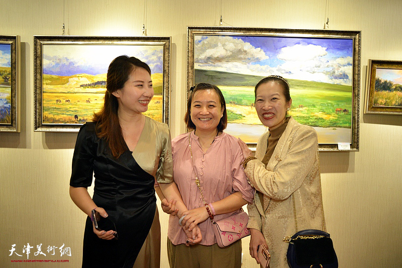 左起：王晫、岳怡、孙文锦在画展现场。