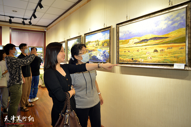 青年油画家王晫精品油画展在境界颂艺术馆开幕。