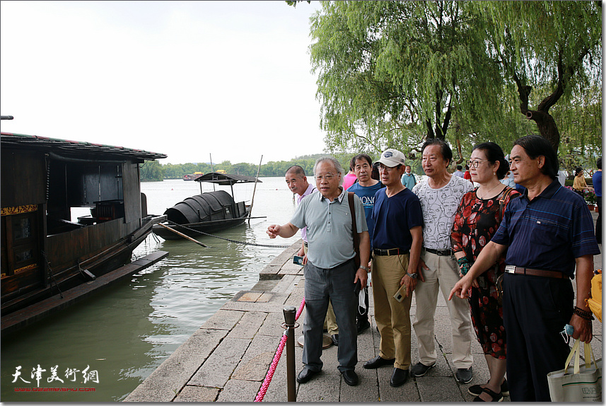 天津书画名家上海展后赴嘉兴南湖开启红色之旅