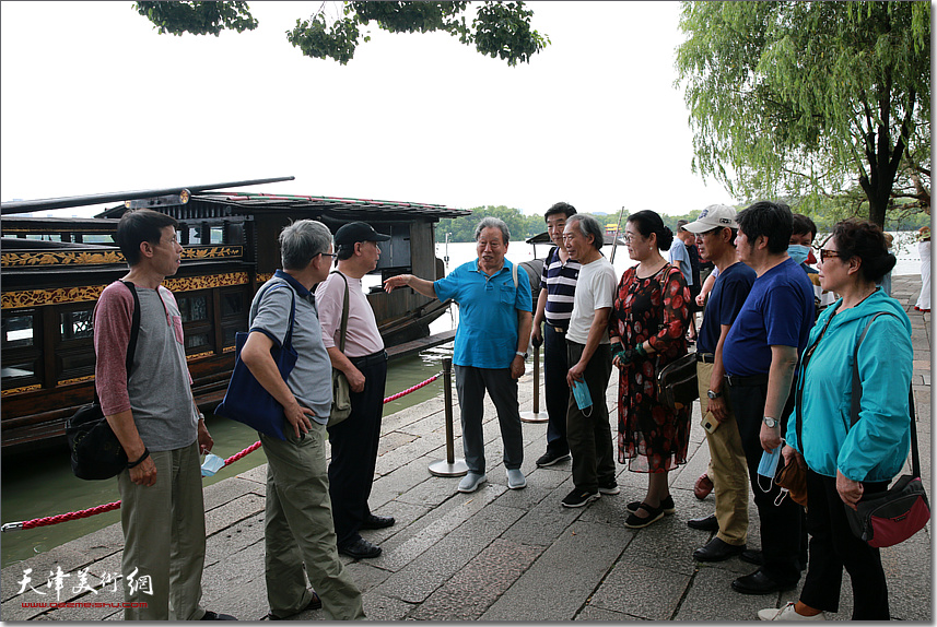 天津书画名家上海展后赴嘉兴南湖开启红色之旅。图为霍然院长与书画家瞻仰南湖红船，发扬“红船精神”。