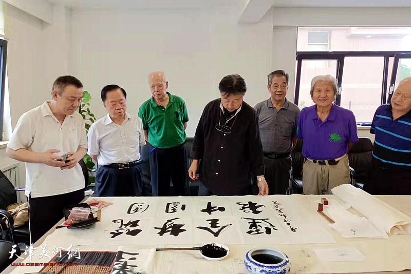 天津体育之光书画院在天津市社会组织党群活动服务中心开展“筑梦全运、团圆中秋”主题书画创作活动。