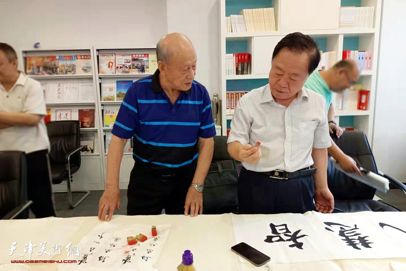 王润昌、李长俭在“筑梦全运、团圆中秋”主题书画创作活动现场。