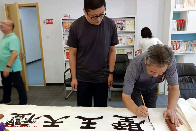 韩继泉在“筑梦全运、团圆中秋”主题书画创作活动现场。