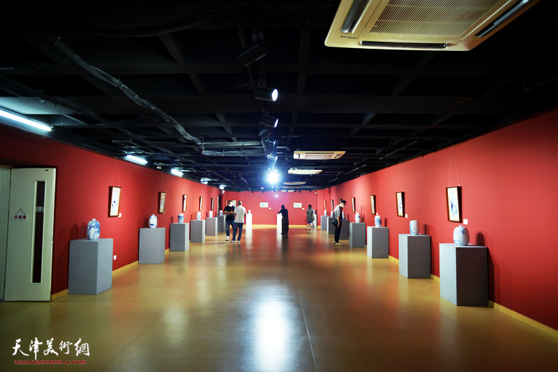天津市群艺馆瓷画作品展现场。