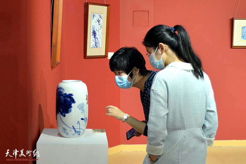天津市群艺馆瓷画作品展现场。