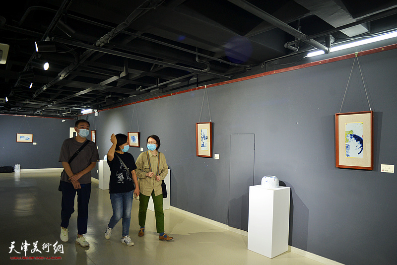 天津市群艺馆瓷画作品展现场。