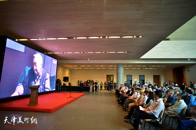开幕式上现场播放专题片：《陈因百年回顾》，缅怀陈因艺术生涯。