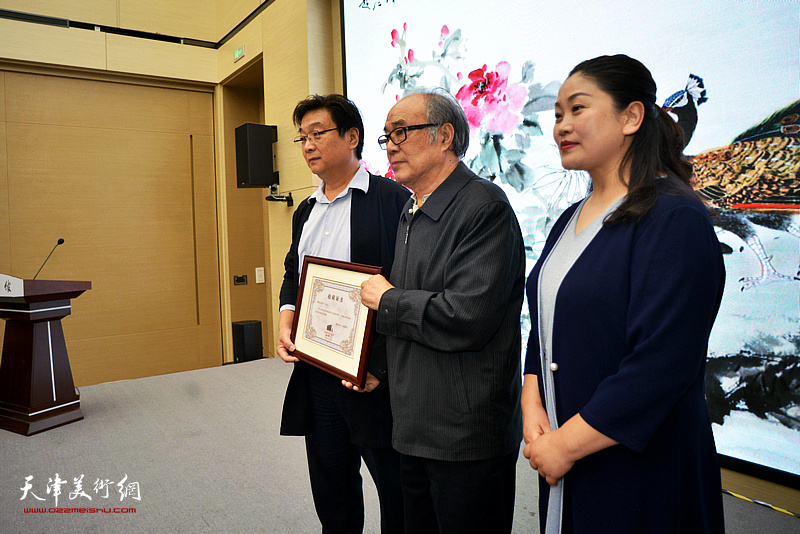 滨海新区文化馆向郭书仁先生颁发捐赠证书。