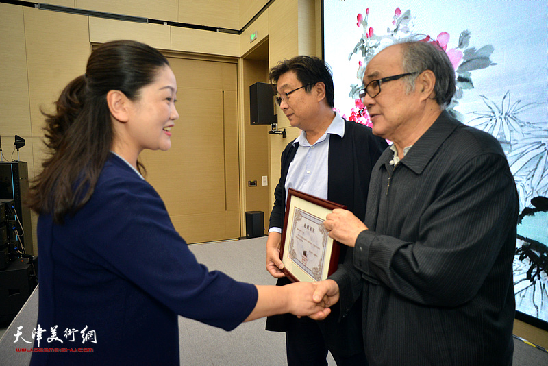 郭书仁教授师生向滨海新区文化馆捐赠作品，滨海新区文化馆向郭书仁教授颁发捐赠证书。