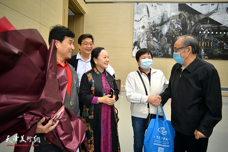 郭书仁先生与翟鸿涛、王群英、范凤春、徐立云在开幕式上亲切见面。