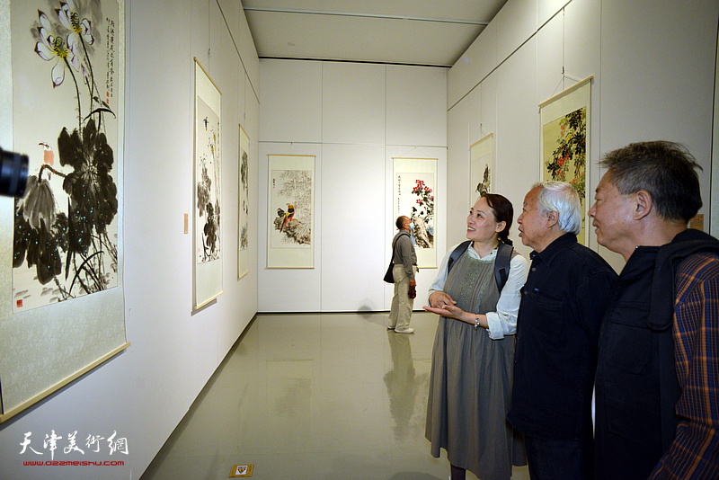 阮克敏、刘国柱、王秀青观赏展出的作品。