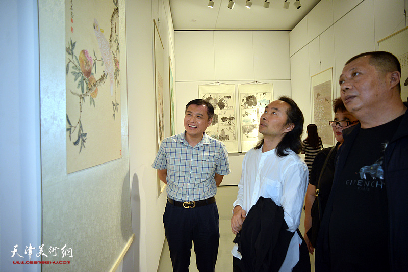 郭书仁先生的学生周文举、安士胜、王景全观赏展出的作品。