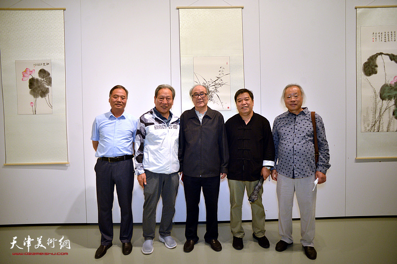 左起：邢立宏、霍然、郭书仁、李耀春、王金厚在师生作品展现场。